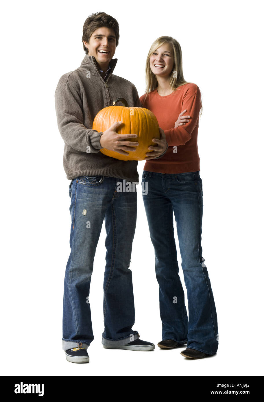 Portrait d'une jeune femme et un jeune homme tenant une citrouille Banque D'Images