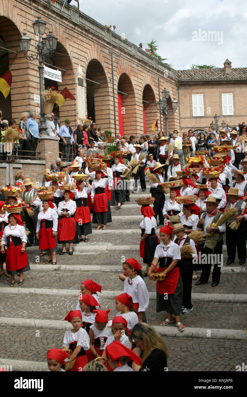 Panier traditionnel en costume coloré,le Canestralle,festival ,in Amandola, Le Marches, Italie Banque D'Images