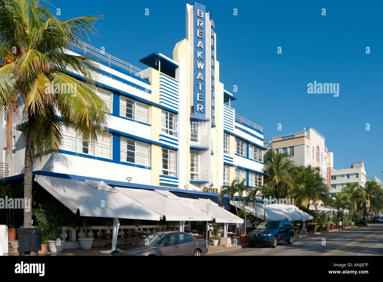 L'hôtel Art Déco de brise-lames en début de soirée, d'Ocean Drive, Soouth Beach, Miami, Floride, USA Banque D'Images
