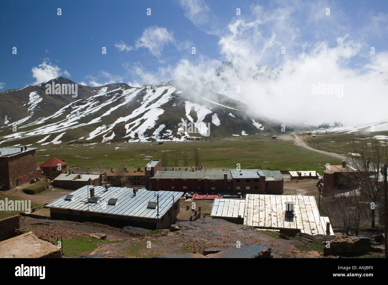 Le Maroc, au sud de Marrakech, OUKAIMEDEN : station de ski dans les montagnes du Haut Atlas (e. 2600m) vue sur la Ville de Printemps Banque D'Images