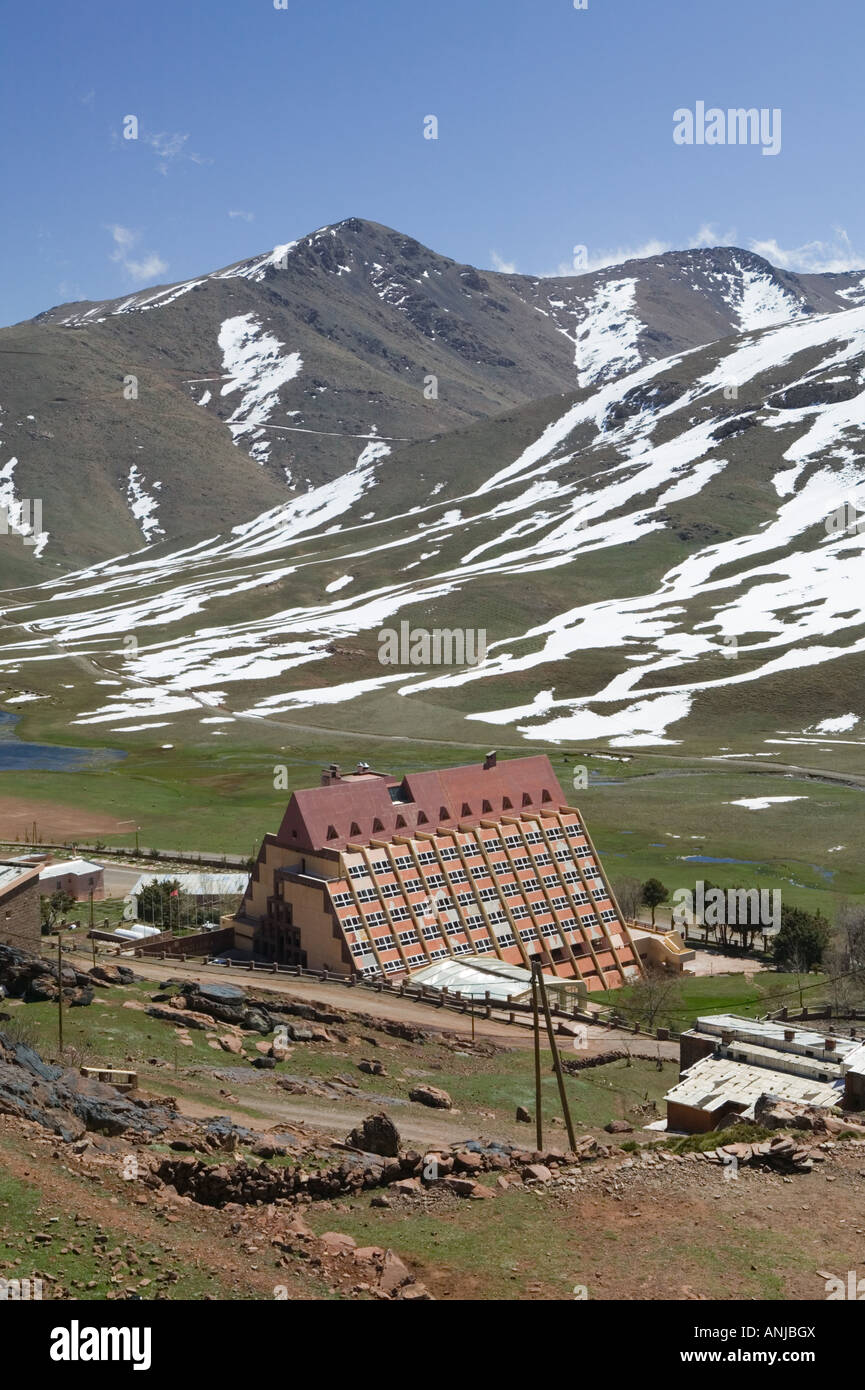 Le Maroc, au sud de Marrakech, OUKAIMEDEN. Station de ski dans les montagnes du Haut Atlas printemps sur la ville avec l'hôtel Kenzi Louka Banque D'Images