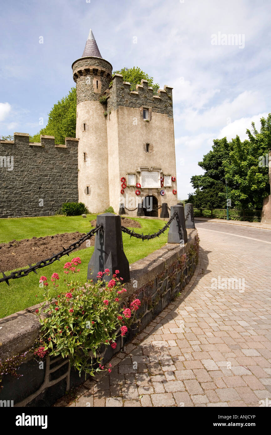 Royaume-uni Irlande du Nord County Down Killyleagh Castle War memorial tower menant à l'alphabet des arbres Banque D'Images