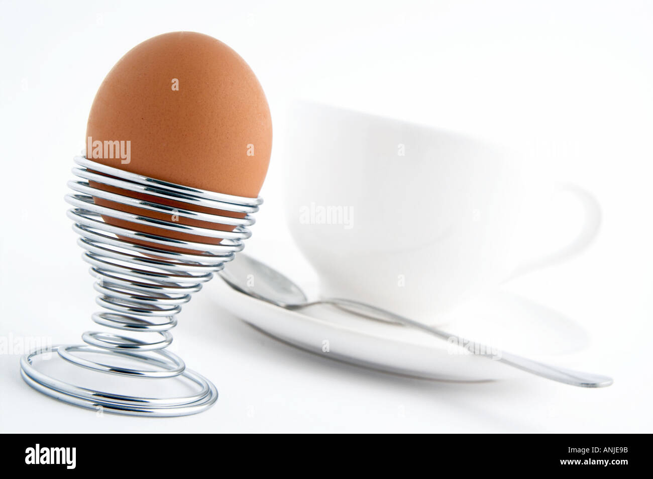 Oeuf dur dans un fil blanc avec egg cup tasse et soucoupe Banque D'Images