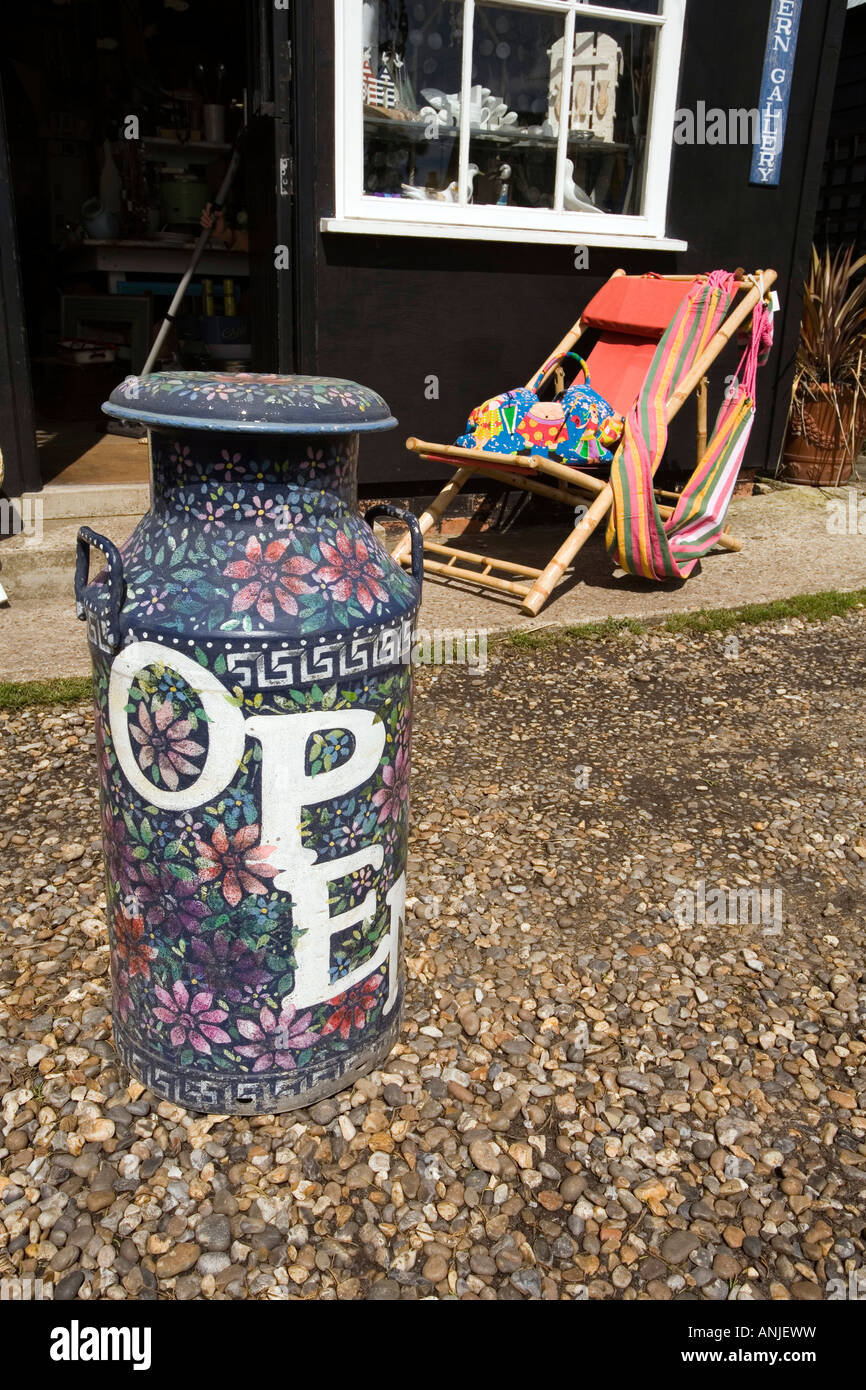 UK Suffolk Walberswick village vert peint gaiement bidon de lait boutique sign Banque D'Images