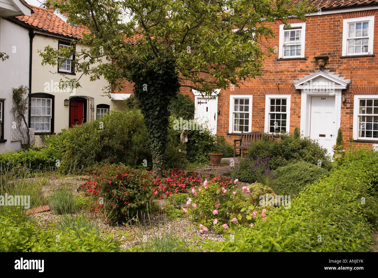 UK Suffolk Southwold High Street petit rectangle de maisons autour d'un petit jardin Banque D'Images