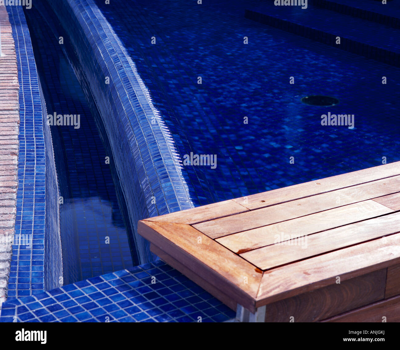 Vue partielle d'une piscine tesselé Banque D'Images