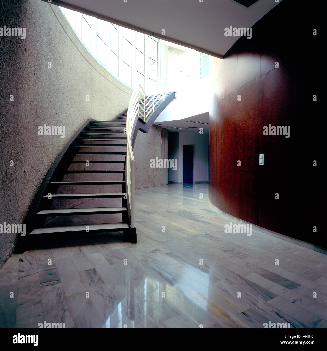 Vue d'un escalier intérieur éclectique d'un immeuble de bureaux Banque D'Images