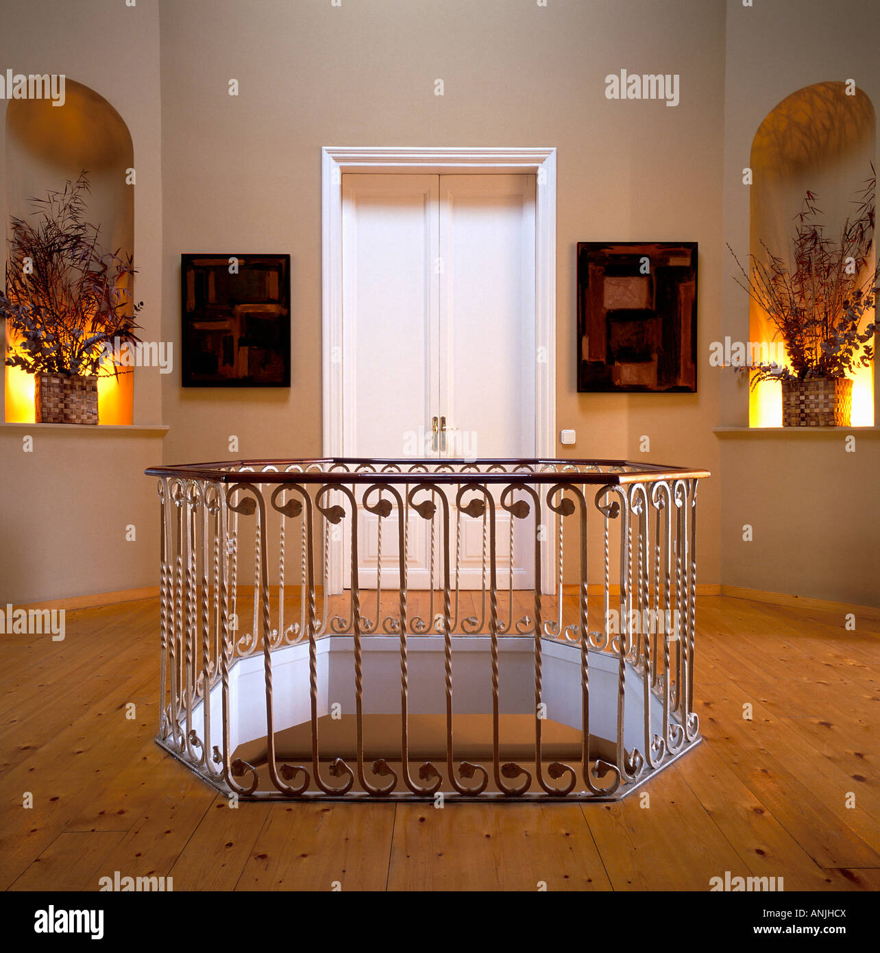 Vue d'un garde-corps dans un couloir Banque D'Images