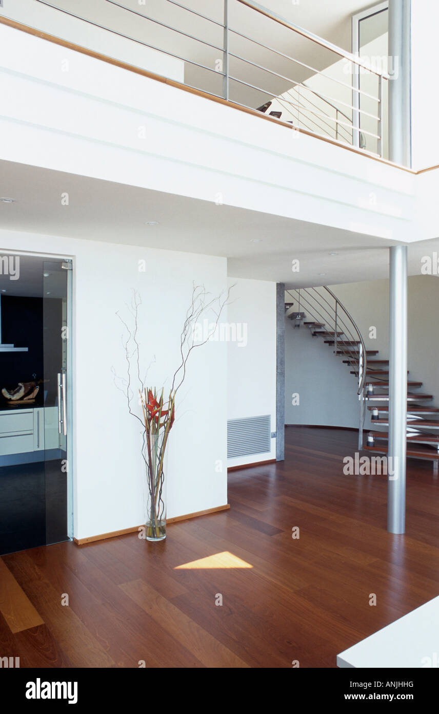 Vue d'un couloir éclectique avec un escalier en colimaçon Banque D'Images