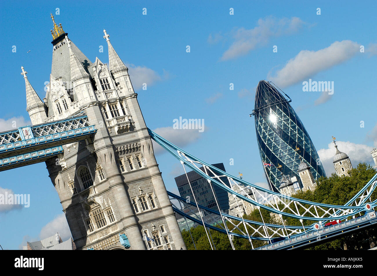 Swiss Re Building (Gherkin) avec le Tower Bridge et le haut de la Tour de Londres dans l'avant-plan Banque D'Images