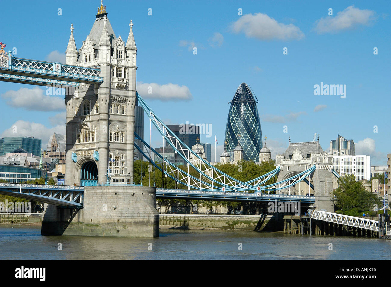 Swiss Re Building (Gherkin) avec le Tower Bridge et le haut de la Tour de Londres dans l'avant-plan Banque D'Images