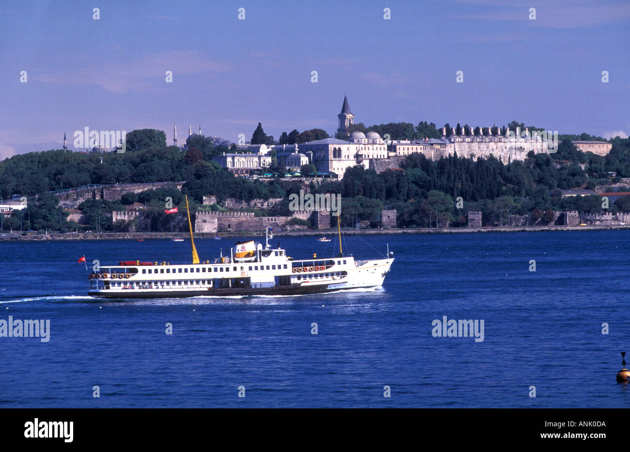 Bosphore ferry dans le palais de Topkapi à l'arrière terrain Istanbul Turquie Banque D'Images