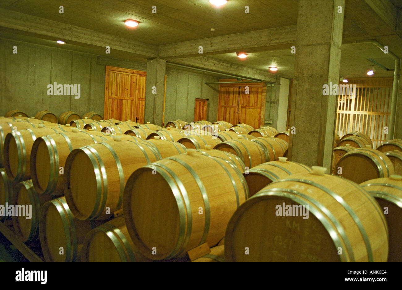 L'Oremus winery à Tolcsva, Tokaj : La cave de vieillissement en bois avec de nouvelles barriques pour le vins doux pas. Banque D'Images