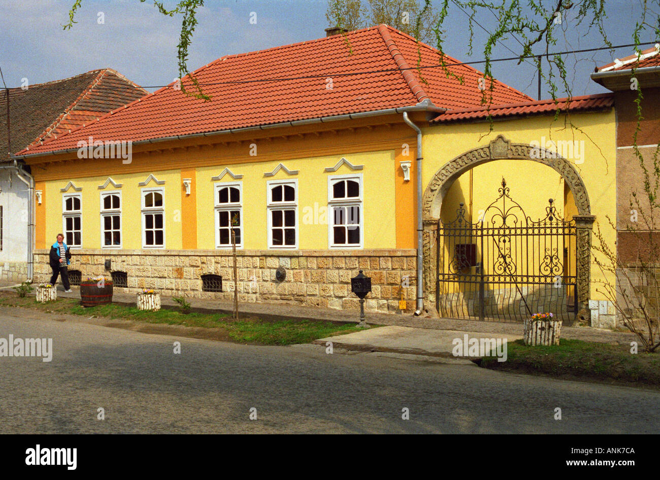 Dans le village Mad à Tokaj : Une maison jaune typique de la zone hongroise. Banque D'Images