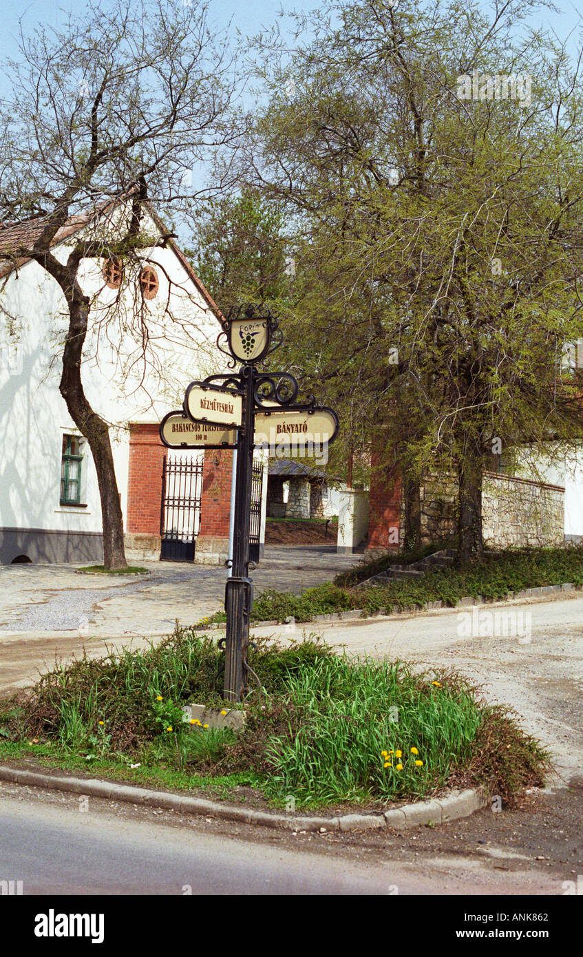 En face de l'Kiralyudvar winery dans le village Tarcal : les signes indiquent les différentes caves dans le village : "Kezmuveshaz Banyato borut", Banque D'Images