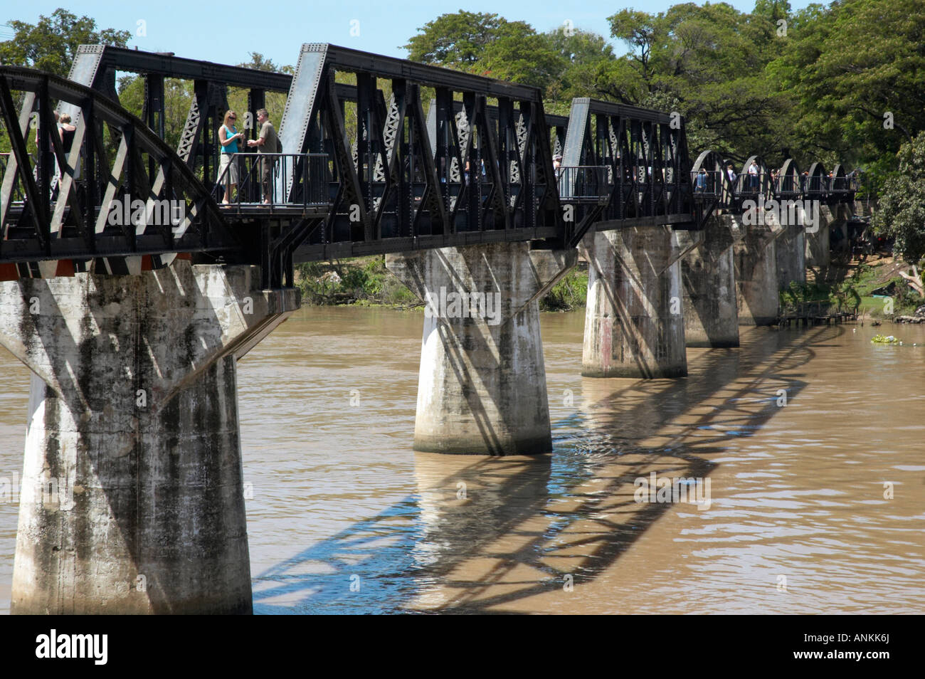 Pont sur la rivière Kwai, Kanchanaburi, Thaïlande Banque D'Images