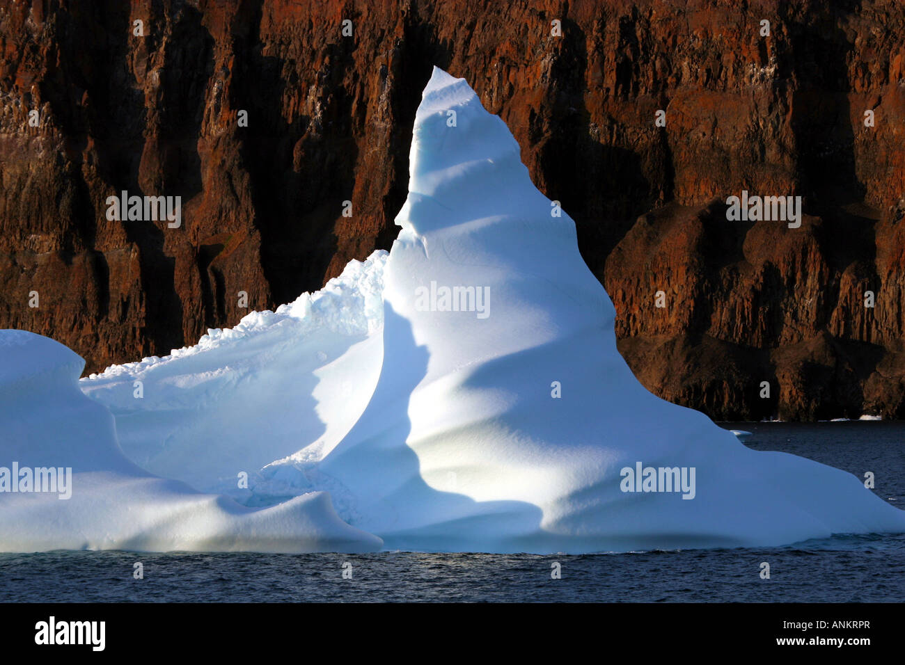 Iceberg en face de montagnes au Groenland Banque D'Images
