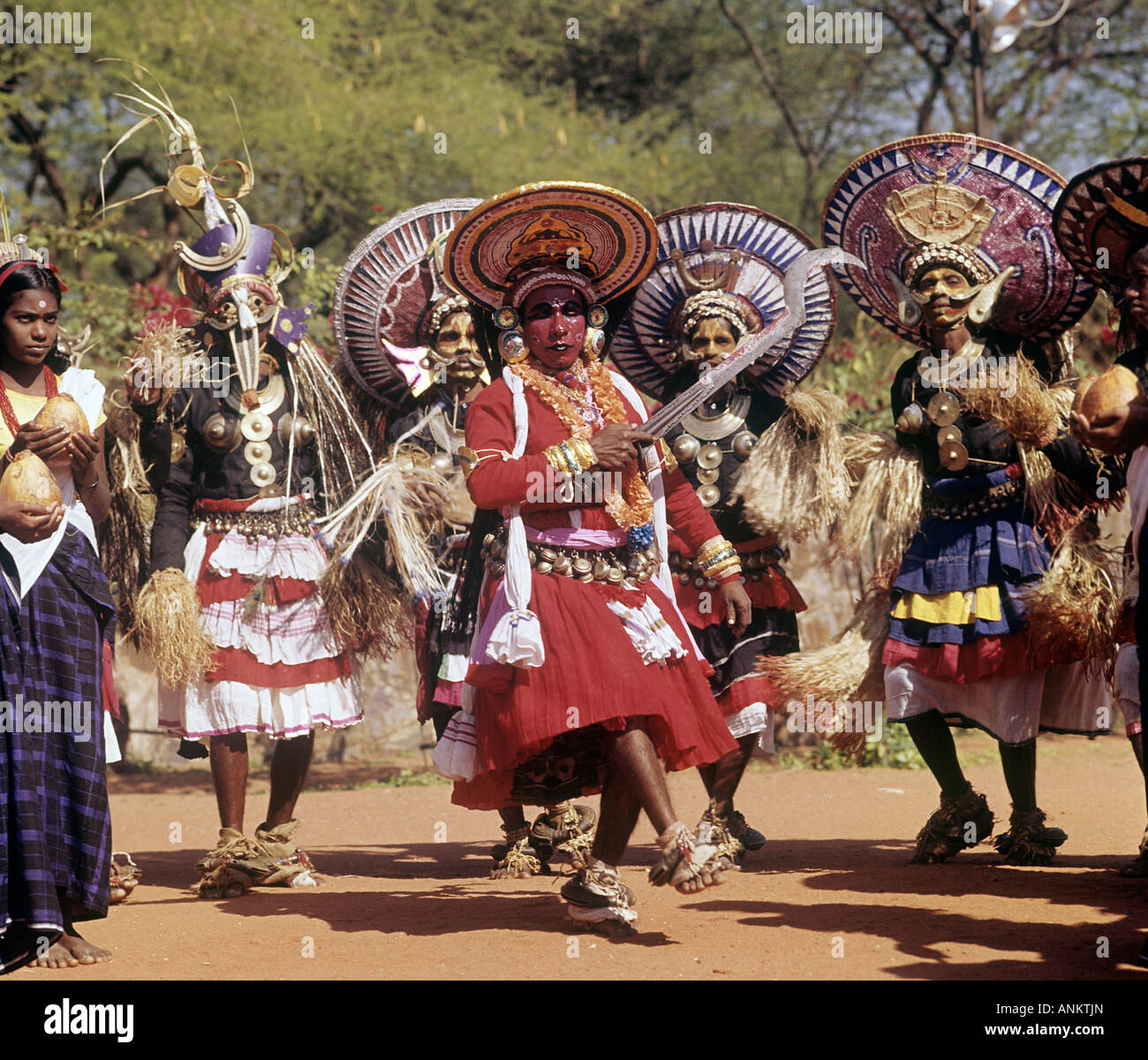 L'Inde. Les danseurs autochtones le jour de l'indépendance. Chhau(prononcé Cho)danseurs du Bengale occidental ou Maipur. La cale Luan la danse. Banque D'Images