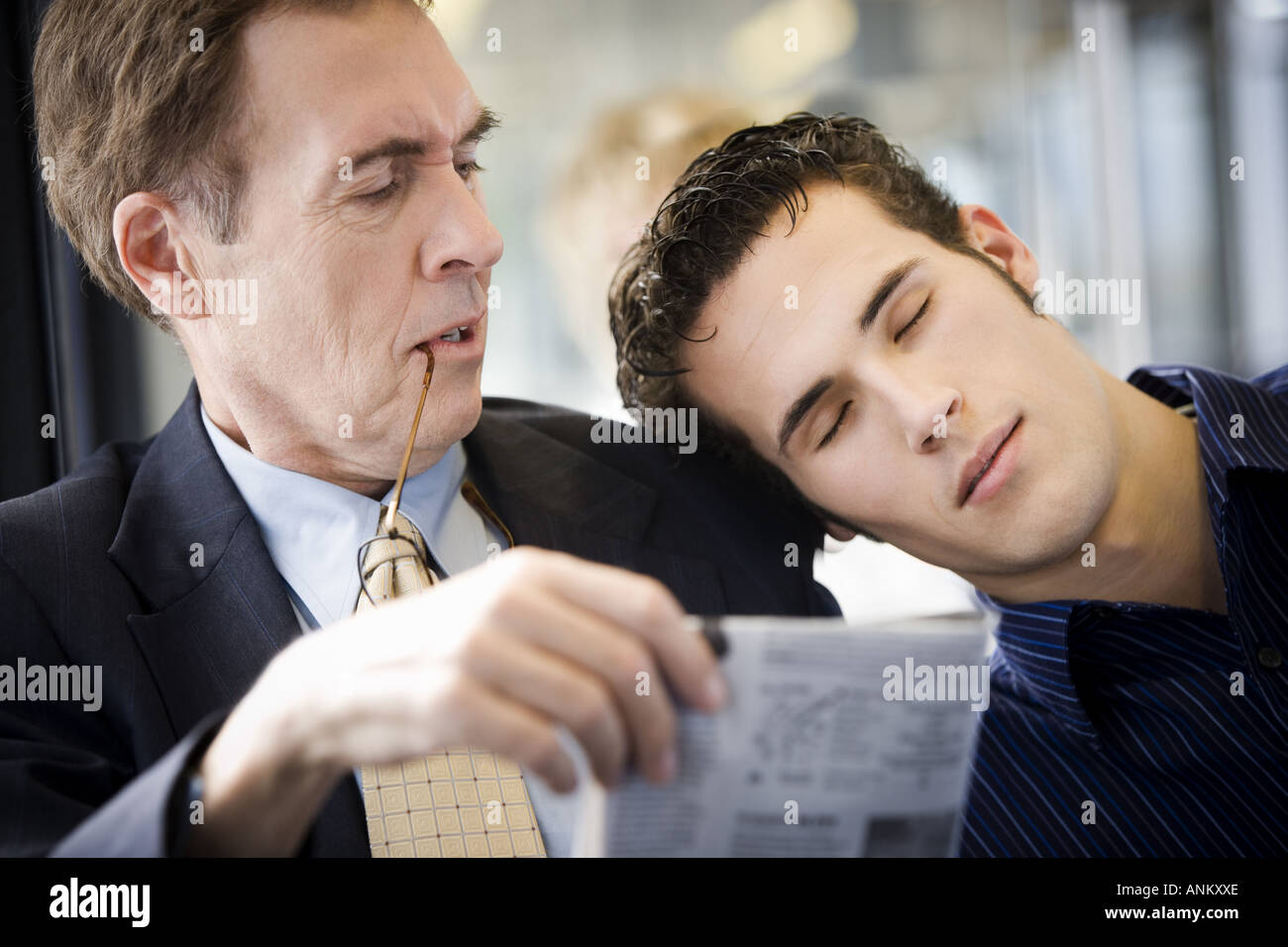 Portrait d'un jeune homme endormi sur un homme mûr s'épaule Banque D'Images