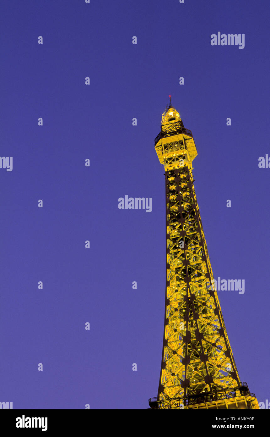 La moitié réplique grandeur de la Tour Eiffel dans le Paris Hotel Casino à Las Vegas, Nevada, USA Banque D'Images