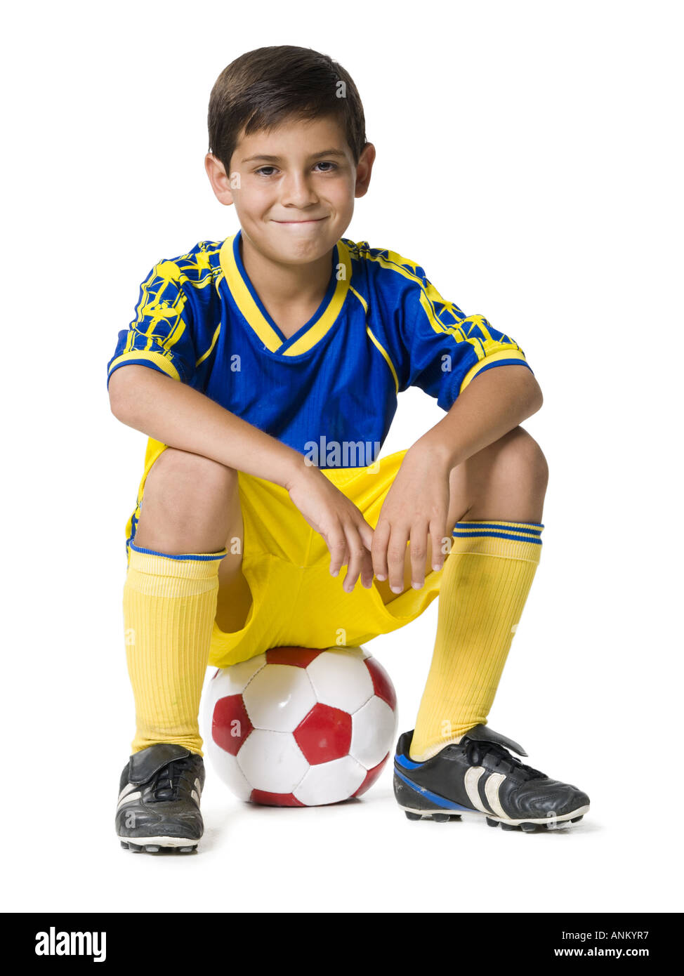 Portrait D & # 39 ; Un Garçon Mignon Avec Un Ballon De Football Isolé Sur  Un Fond Blanc. Adolescent Athlétique Dans La Chemise Jaune Et Short  Silencieux Banque D'Images et Photos