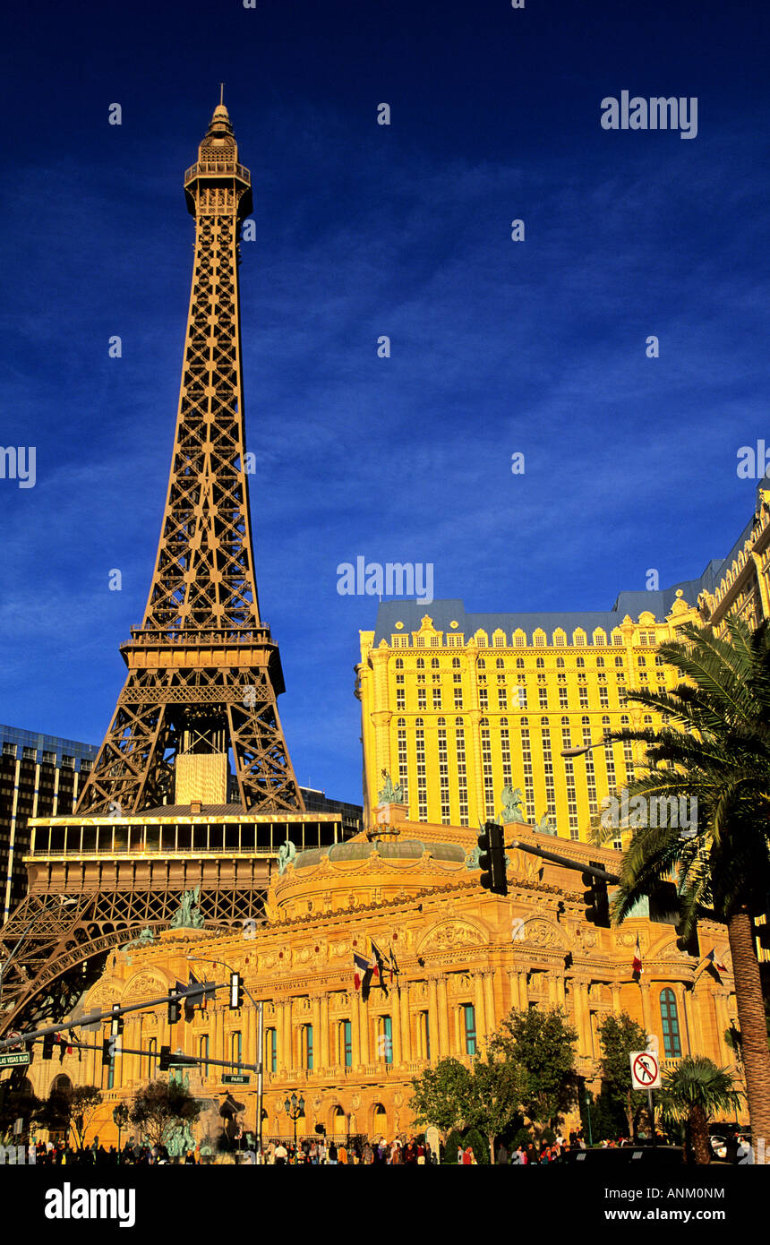 Taille demi-réplique de la Tour Eiffel à l'Paris casino Las Vegas NEVADA USA Banque D'Images