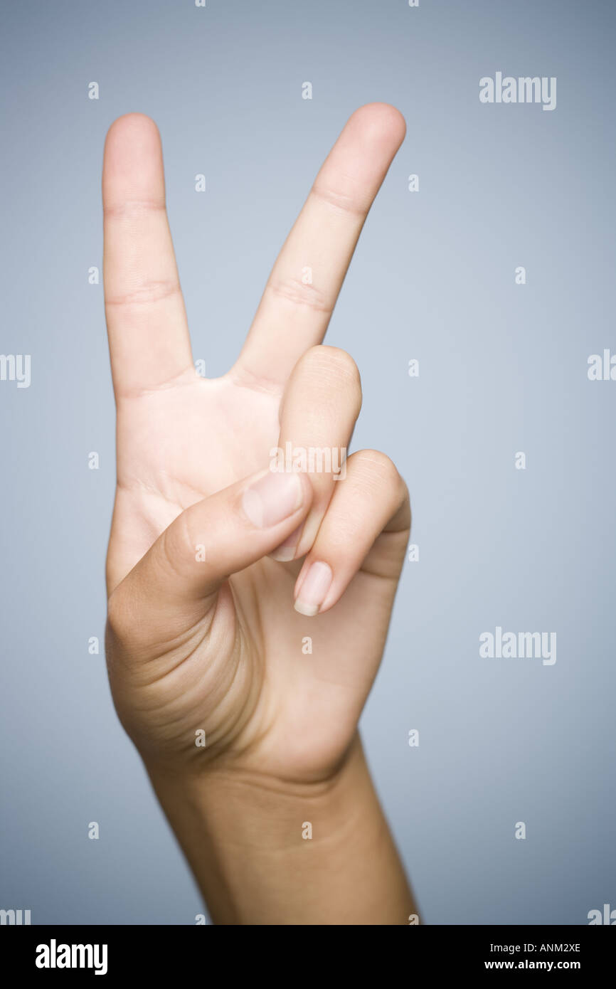 Gros plan d'une personne s part montrant un signe de paix à la langue des signes pour la paix et le numéro deux Banque D'Images
