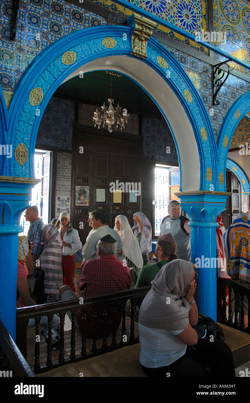 En silence et les visiteurs à travers Synagogue El-Ghriba Banque D'Images