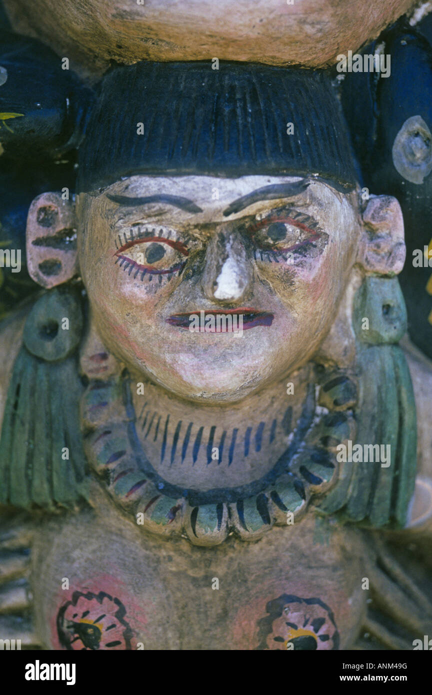 Une déesse avec le maquillage des yeux et rouge à lèvres dans l'ancienne ville maya de Uxmal en ruine près de Mérida Banque D'Images