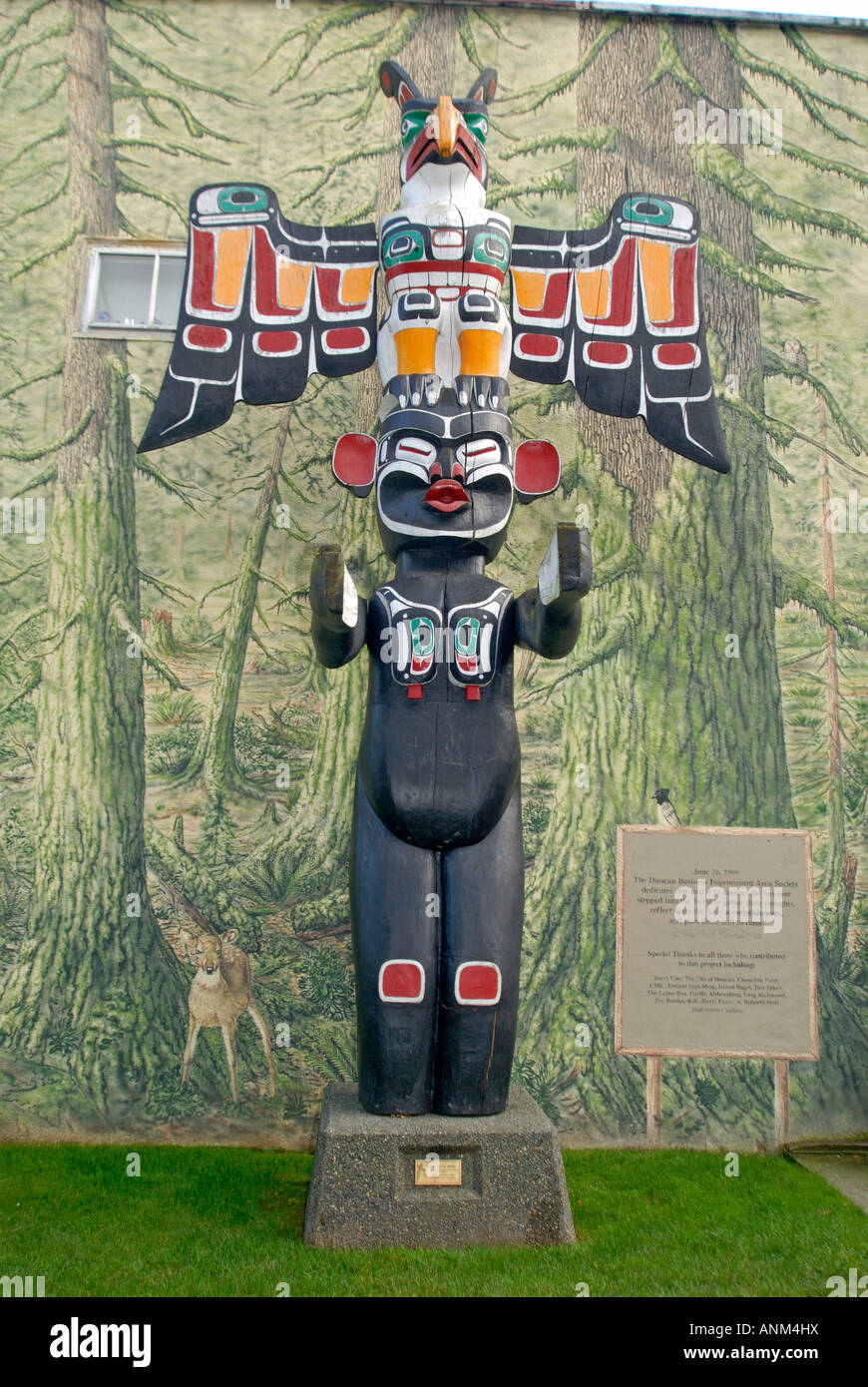 Duncan ville des totems sculptés en bois peint Pole Banque D'Images