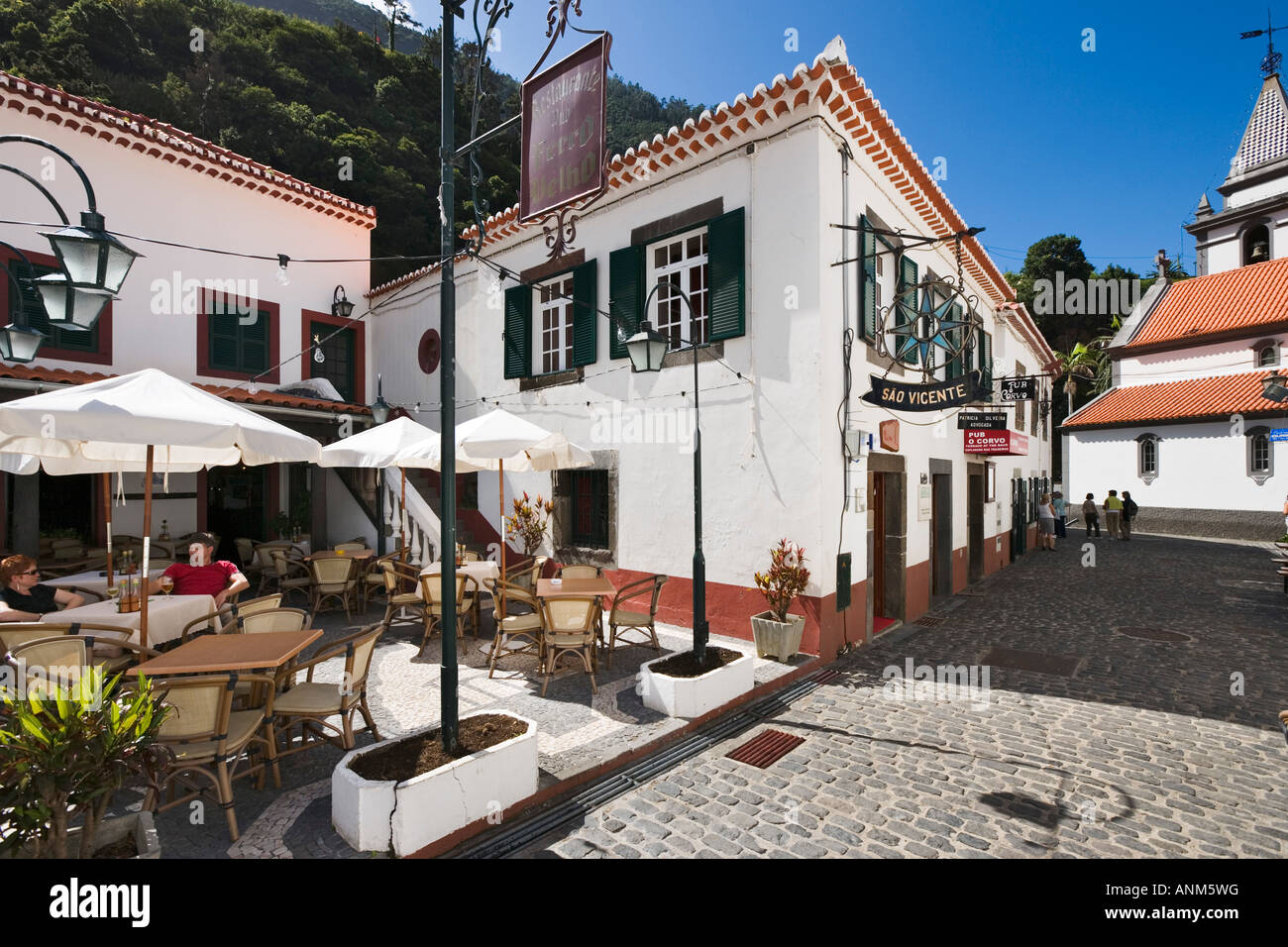 Restaurant et pub, centre du village, à Sao Vicente, Côte Nord, Madeira, Portugal Banque D'Images