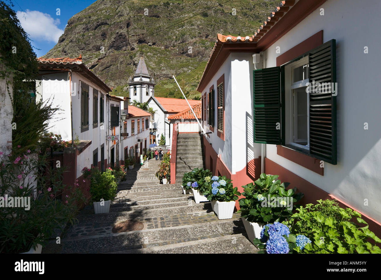 Rue typique et église Nossa Senhora de Fátima, Centre Village, à Sao Vicente, Côte Nord, Madeira, Portugal Banque D'Images