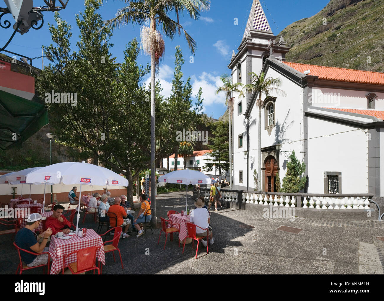 Cafe et église Nossa Senhora de Fátima, Centre Village, à Sao Vicente, Côte Nord, Madeira, Portugal Banque D'Images