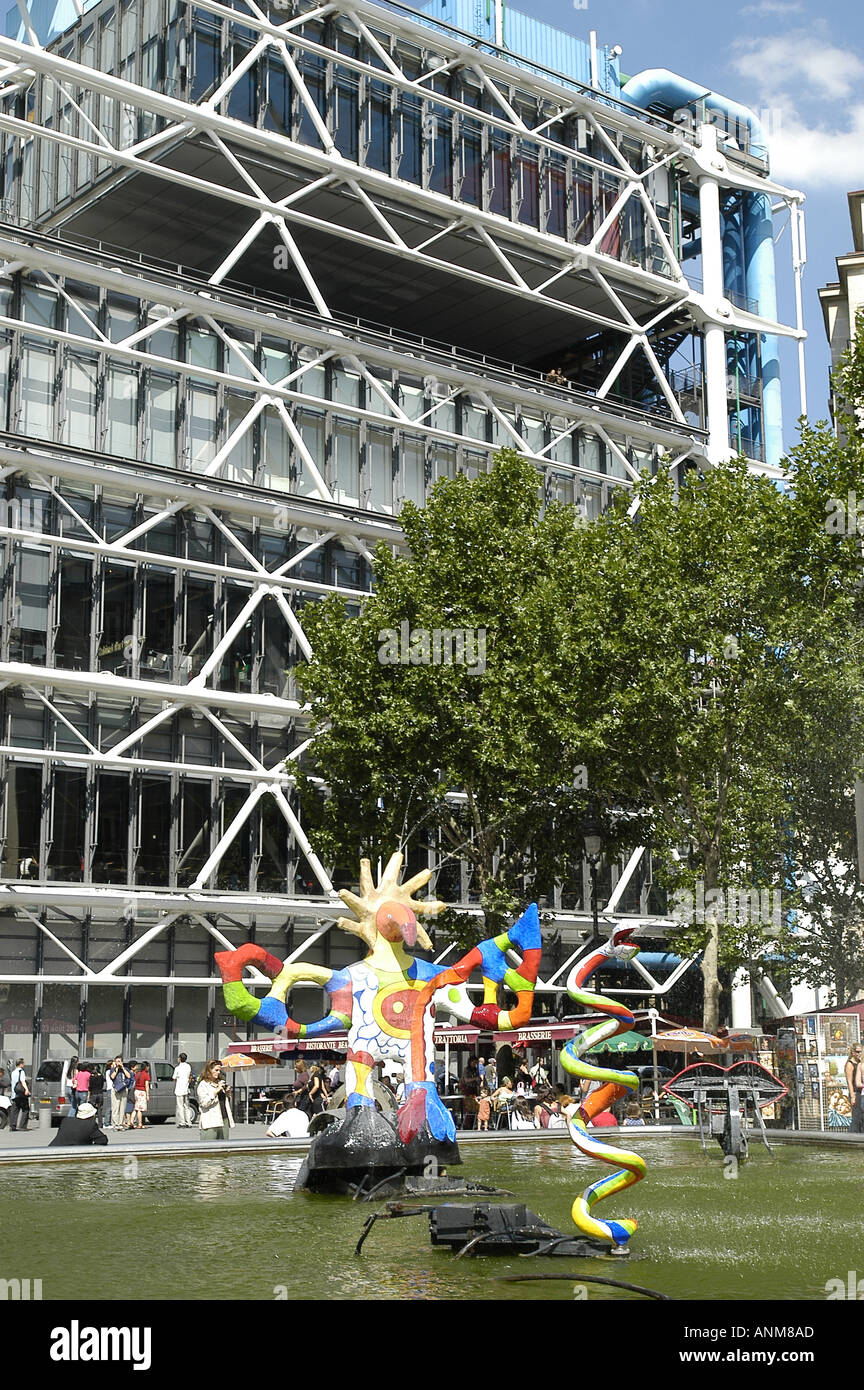 L'édifice George Pompidou à Paris France, également connu comme l'intérieur à l'extérieur du bâtiment. Banque D'Images