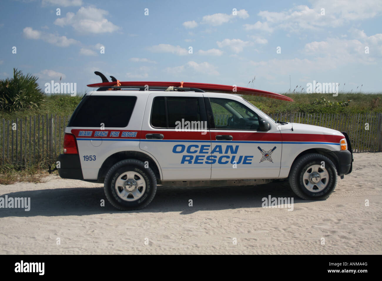 Miami Beach Ocean Sauvetage véhicule avec planche de surf sur le toit, Novembre 2007 Banque D'Images