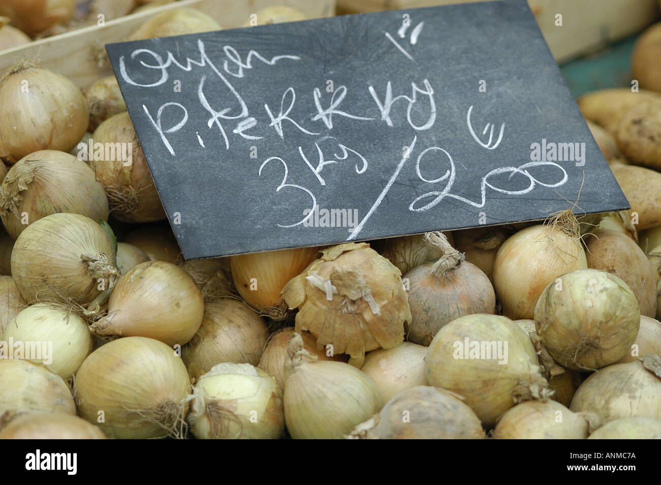 Les oignons en vente à un stand de fruits et légumes à Paris, France Banque D'Images