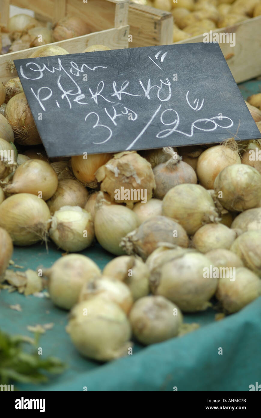 Petits oignons en vente sur un stand de fruits à Paris, France. Banque D'Images