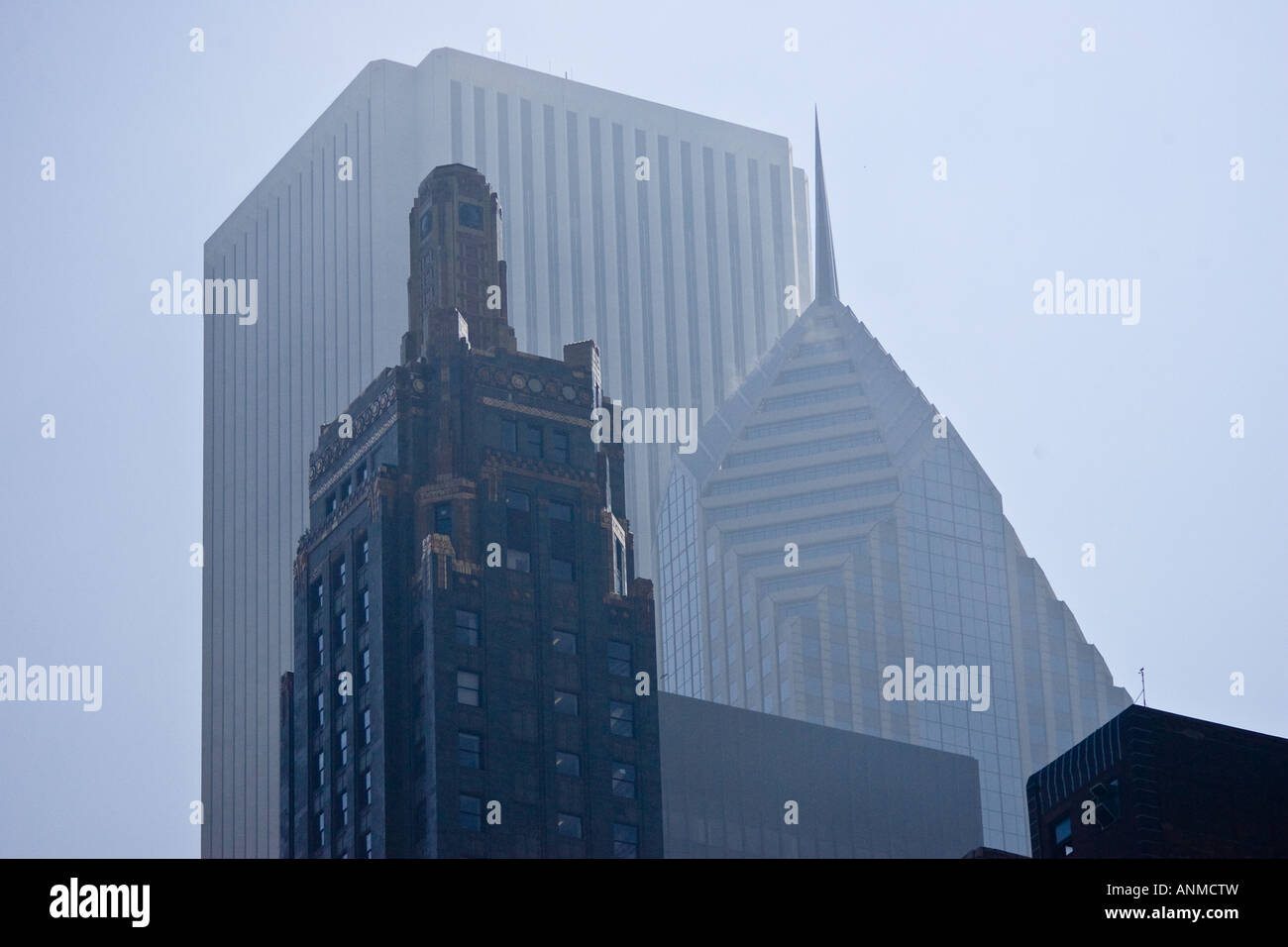 Une vue sur le haut de la célèbre carbone carbure et de l'Amoco et AON Center à Chicago Illinois USA d'en bas Banque D'Images