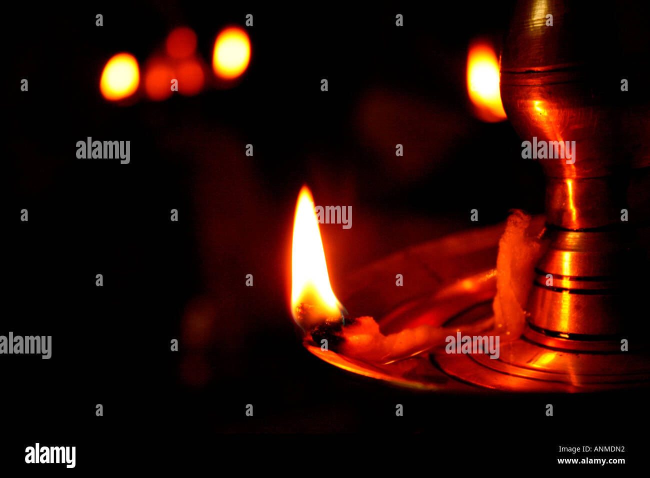 Close-up d'une mèche dans un style traditionnel Kerala lampes en laiton Banque D'Images