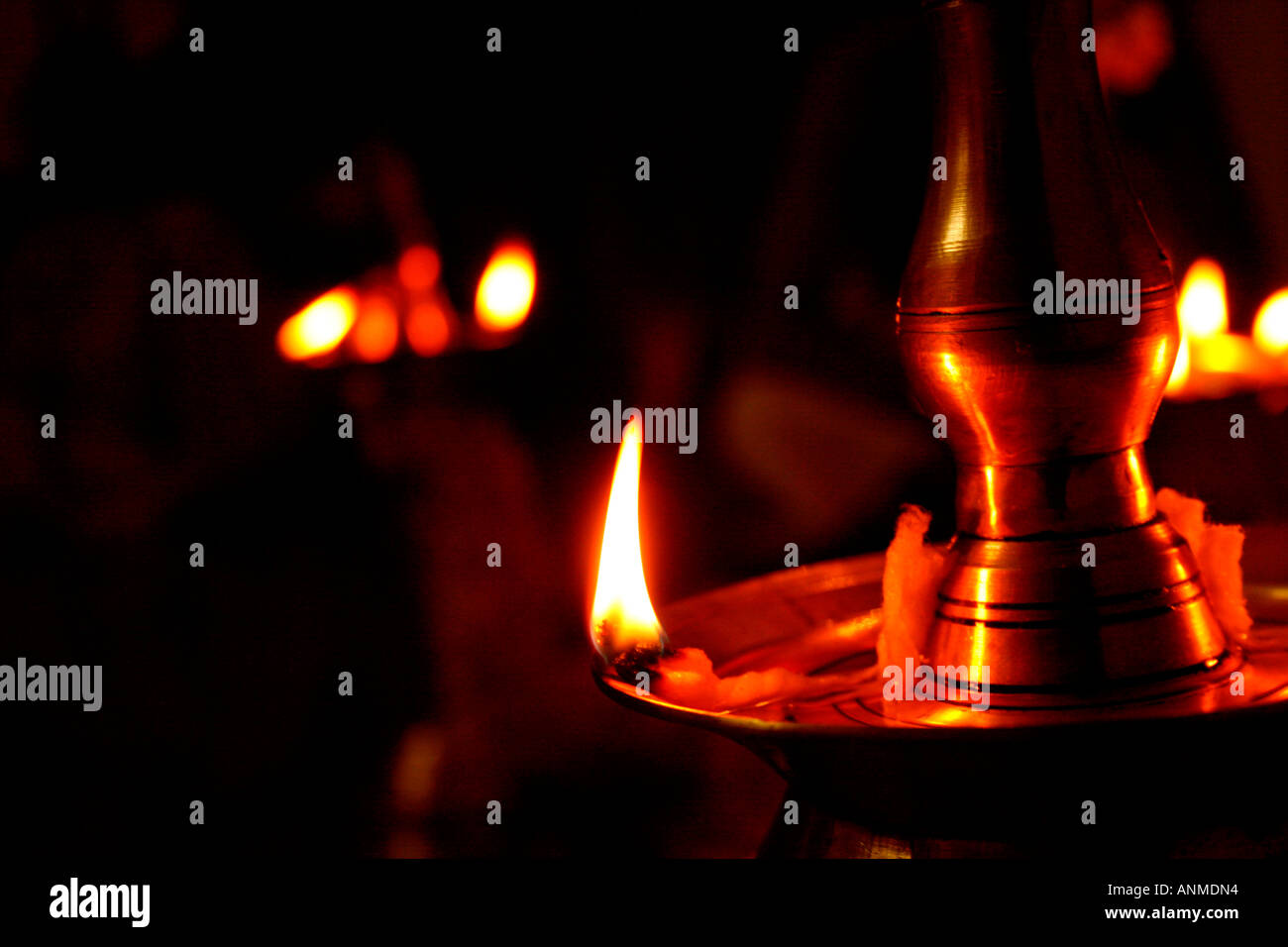 Gros plan d'une mèche brûlant dans un style traditionnel Kerala lampes en laiton Banque D'Images