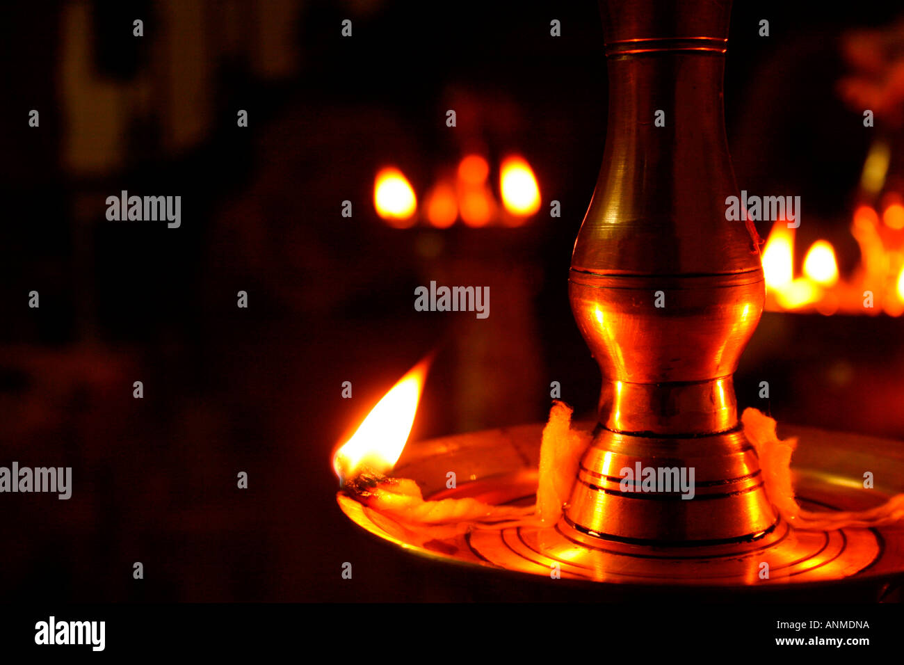 Gros plan d'une mèche brûlant dans un style traditionnel Kerala lampes en laiton Banque D'Images