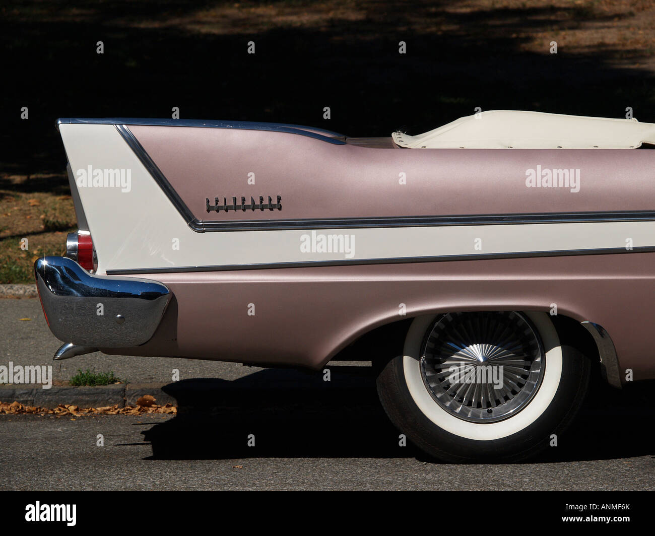 Vue latérale arrière de rose et de blanc Chevrolet 6700 classic car Banque D'Images