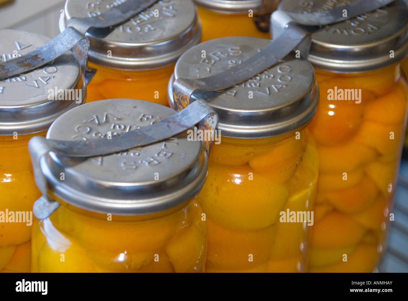 Abricots mûrs en bouteille emballés dans des bocaux sous vide à conserver dans un sirop de sucre léger Banque D'Images