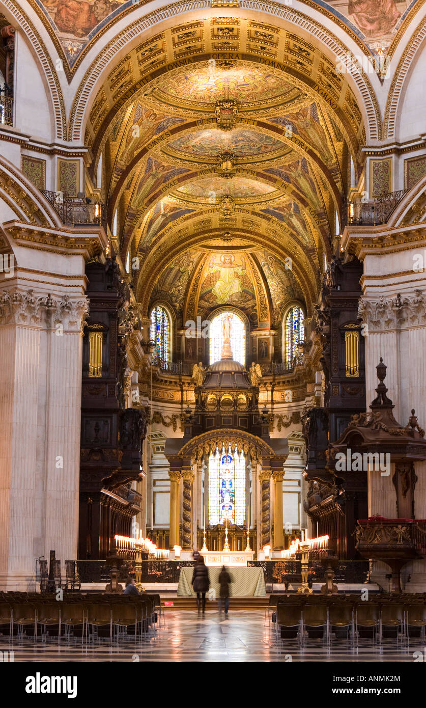 UK London Saint PaulÕs avec vue sur la cathédrale de Choir Choeur et autel dôme reconstruit et le retable Banque D'Images