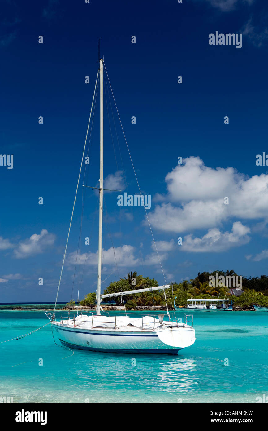 Maldives South Male Atoll white yacht à la location ou à l'abri entre les îles Banque D'Images