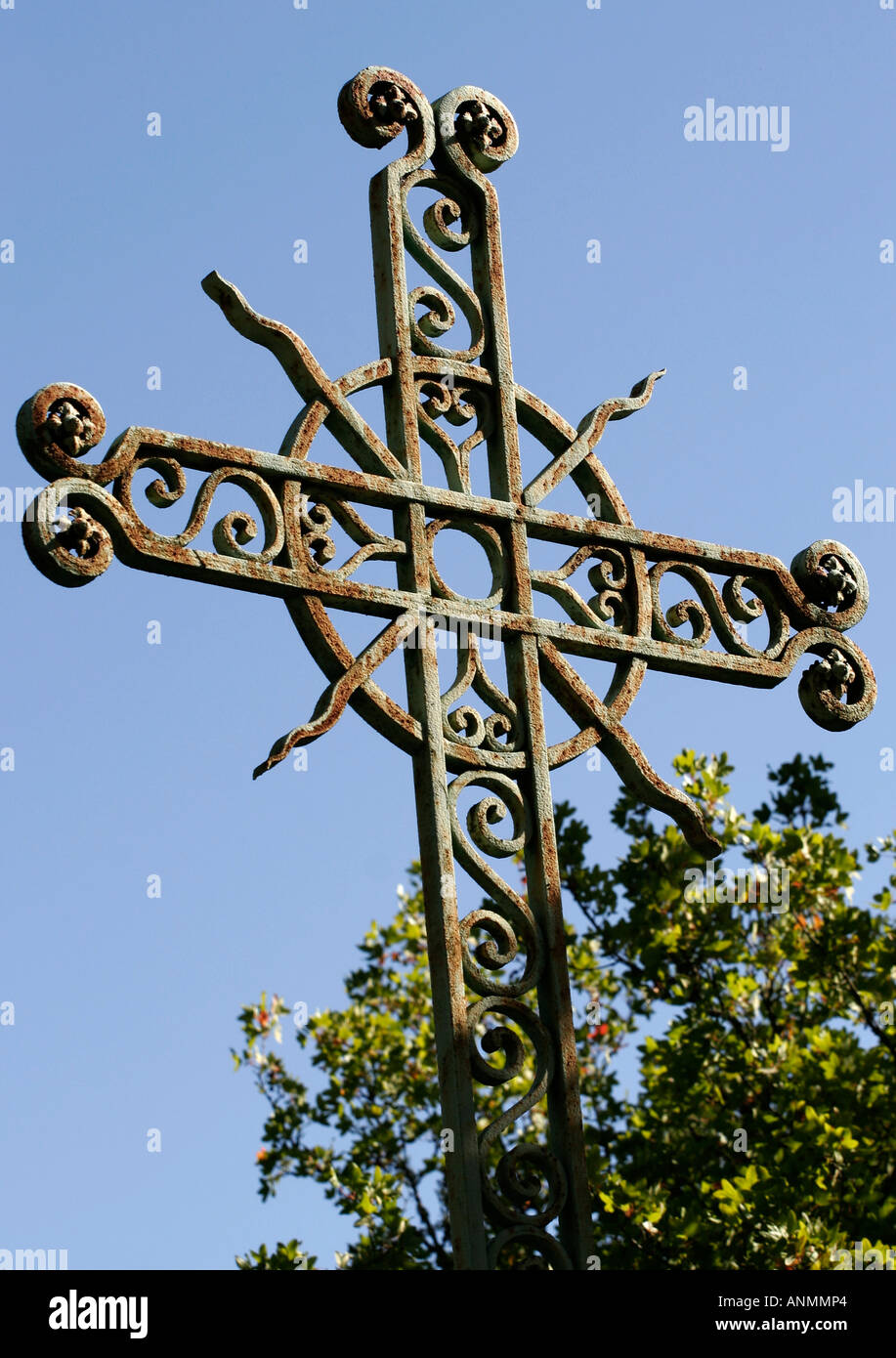 L'église de fer ornemental, une croix sur le bord de la route à Albas dans le sud-ouest de la France Banque D'Images