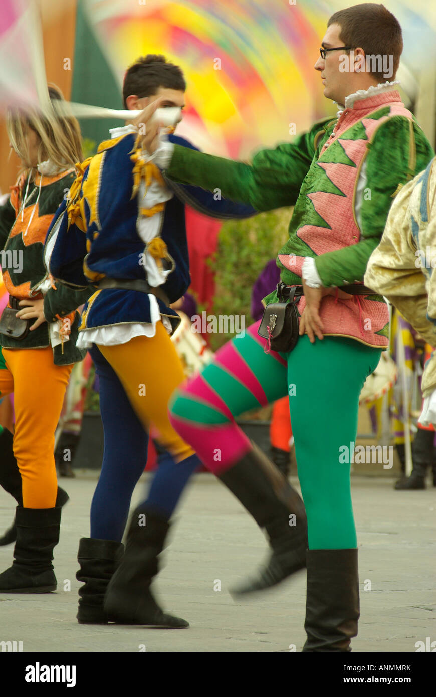 Spandieratori Sansepolcro (lanceurs de drapeaux) dans un tourbillon de couleur et de l'apparat dans une fête historique de la Balestra Banque D'Images