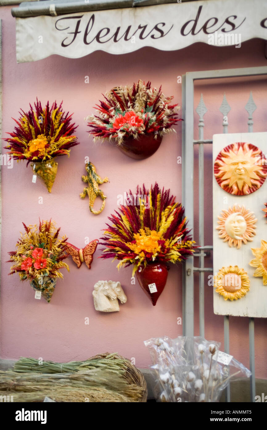 Compositions de fleurs sèches pour la vente dans un magasin en Camargue, France Banque D'Images