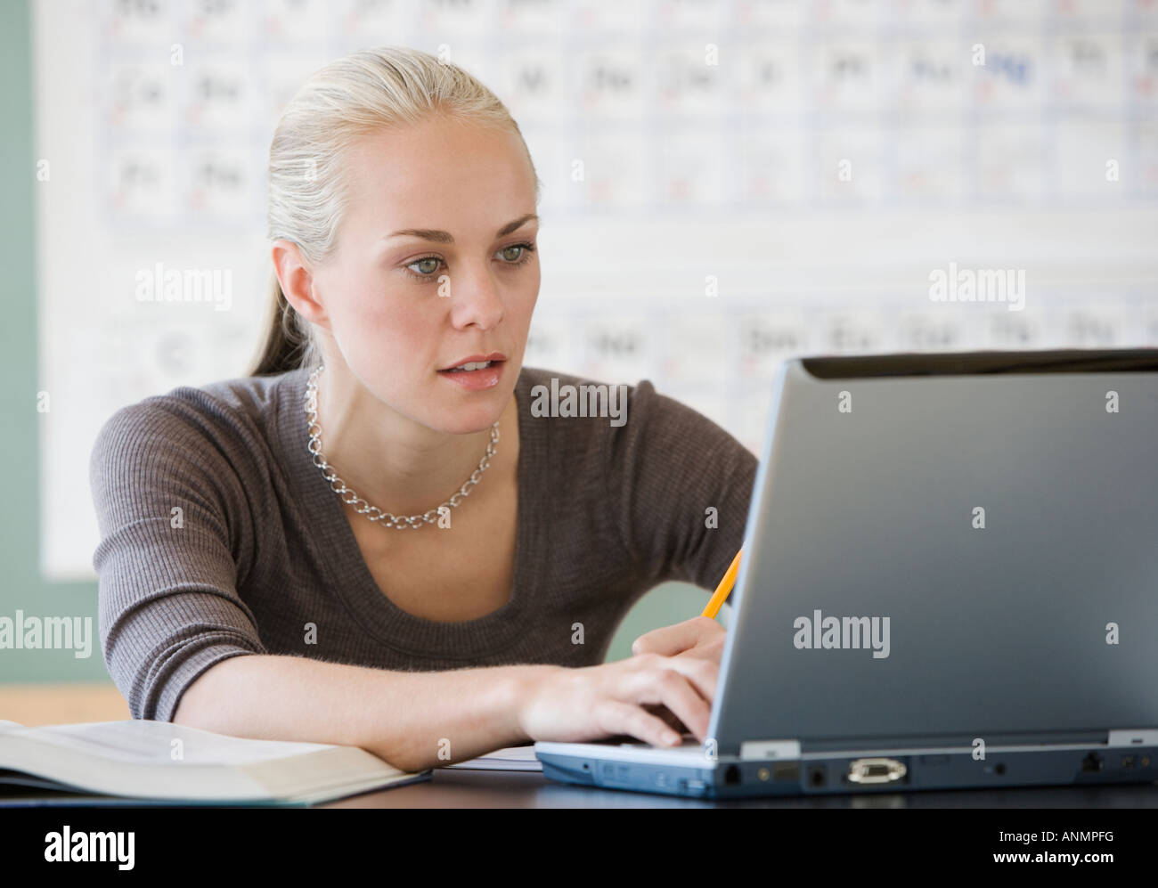 Female college student typing on laptop Banque D'Images