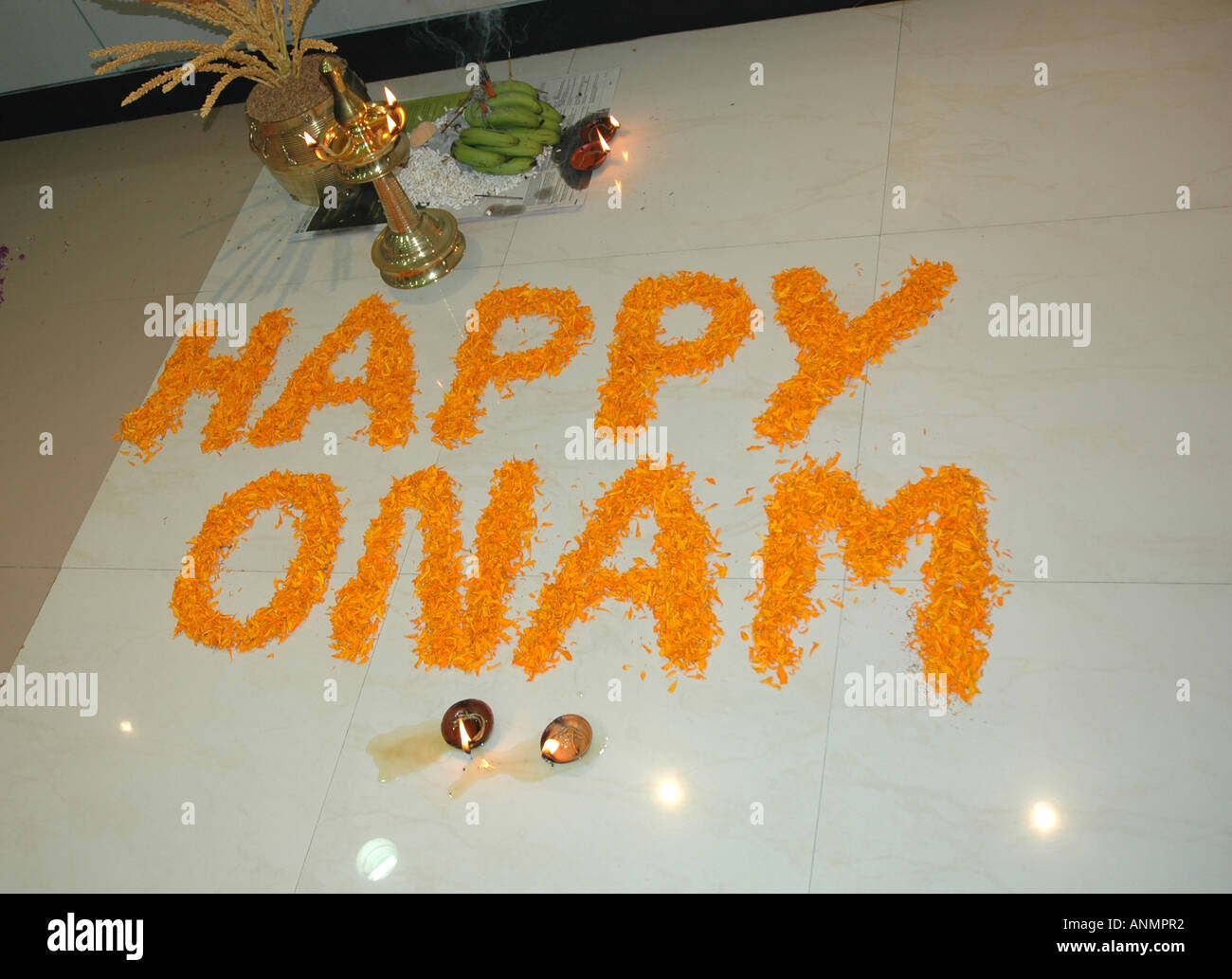 Orthographe fleurs heureux Onam et lampe à pétrole à Trivandrum Kerala Inde du sud Banque D'Images